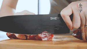 食材統(tǒng)統(tǒng)切成片，待用。