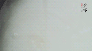 將浸泡了30分鐘的米放入電飯煲中，在水中加入半勺油。