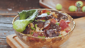 期間用開水燙熟青菜，煎好荷包蛋~ （懶人可忽略此步）