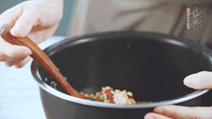 揭開鍋蓋，放上青菜，荷包蛋，就可以吃了。