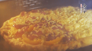 準(zhǔn)備好披薩餅皮，烤盤(pán)刷油后入烤箱預(yù)熱10分鐘，放上面餅后180度烤10分鐘。（現(xiàn)成買(mǎi)的披薩皮，就忽略此步驟）