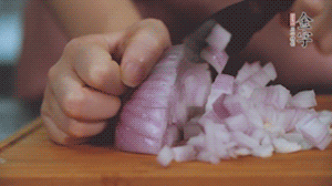 2.半個(gè)青椒、半個(gè)黃椒切圈、一個(gè)洋蔥切丁、三個(gè)白蘑菇切片備用。