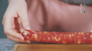 金字火腿肉香腸切成片狀。