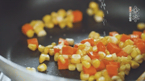 胡蘿卜、玉米洗凈后，處理成粒，加鹽簡單炒制。