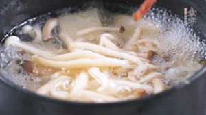 依次放火腿、豆腐，加水大火燒開，小火燉煮20分鐘，出鍋前撒上蔥花即可。