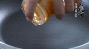 植物油入鍋，翻炒冬瓜。