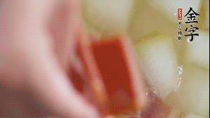 當(dāng)冬瓜略透明時(shí)，加火腿加水，大火燉開后，再煮15分鐘。