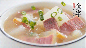 出鍋前撒上蔥花。