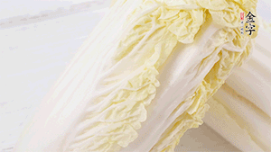 娃娃菜洗凈，對(duì)半切。