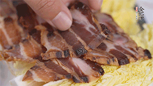 依次擺放娃娃菜和醬肉。