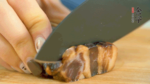 金字風(fēng)味醬肉切成片，上鍋蒸15分鐘。