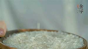 大米、糯米混合上電飯鍋蒸熟。