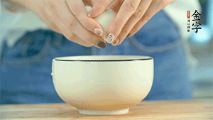 雞蛋液打散，可以加點(diǎn)鹽和黃酒，邊煎邊用筷子攪拌。