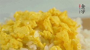 將雞蛋碎、西蘭花碎和放涼的米飯混合，用少許鹽、橄欖油調(diào)味。