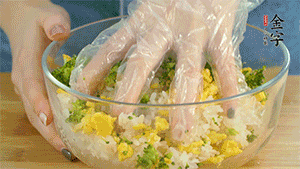 將飯團(tuán)用手搓捏成圓球狀。