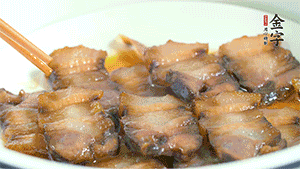 鋪上一片醬肉，撒點(diǎn)芝麻即可。