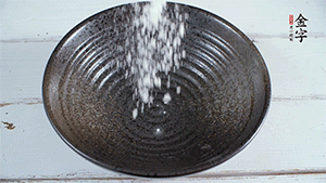 面粉加適量清水，攪拌成糊狀。