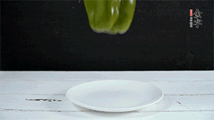 雞蛋打散，加青椒粒、蔥花攪拌。