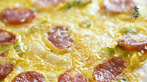 撒上一些芝麻，準(zhǔn)備一些番茄醬，一份早餐就做好了。