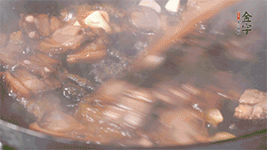 熱油下鍋，爆香蒜片。放入醬肉翻炒片刻后,下豌豆尖均勻翻炒。