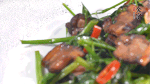 出鍋前加少許鹽調(diào)味。