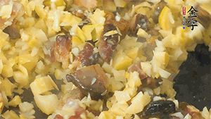 熱油起鍋，下醬肉丁炒香，再加入筍丁、適量水淀粉勾芡翻炒均勻。