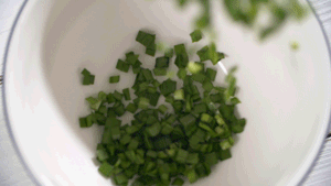 韭菜洗凈，切粒。
