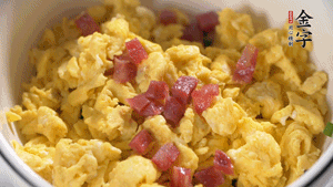 將香腸、韭菜、雞蛋攪拌均勻，可適當(dāng)加玉米油、十三香、味精調(diào)味。