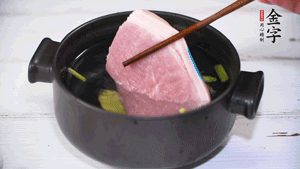 整塊豬肉，加蔥、姜片、料酒焯水。