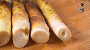 春筍剝?nèi)ネ鈿?，切成滾刀塊。