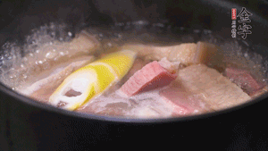 火肉、豬肉加料酒、清水大火煮開后，加入春筍小火慢燉40分鐘，出鍋前撒蔥花即可。
