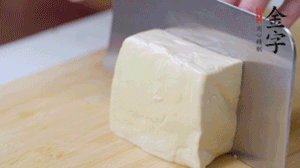 老豆腐切片，浸水備用。