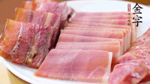 擺盤后鋪上老豆腐，淋點(diǎn)料酒，灑點(diǎn)白糖上鍋蒸20分鐘。