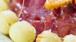 出鍋前10分鐘淋上蜂蜜，倒扣出來撒上桂花，擺上胡蘿卜裝飾即可。