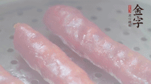 金字香腸上鍋，大火蒸5分鐘，切片備用。