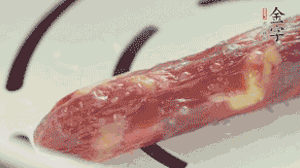 香腸蒸至半熟切片，筍切丁備用。