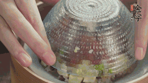 碗倒扣到盤中，擺上焯水后的熟蝦仁即可。