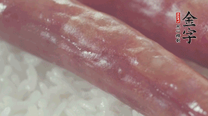 關(guān)上蓋子，煮到米飯露出時。