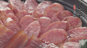 沿著米飯邊淋一圈玉米油，擺上小青菜，淋上醬油和湯調(diào)成的醬汁，撒上辣椒粒、香蔥末即可。