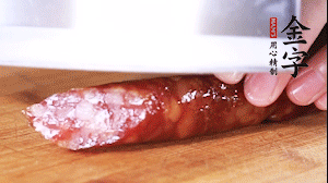 金字肉感香腸切成片，大蒜切末。