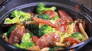 出鍋前加少許鹽、水淀粉即可。