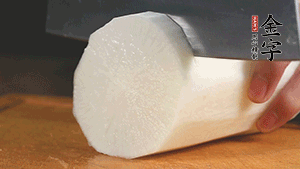 白蘿卜去皮切塊，豆芽洗凈。