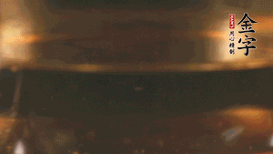 冷水下鍋，加入牛仔骨、姜片焯水備用。