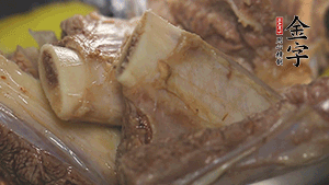 鍋中加熱適量油，加入姜和牛仔骨炒至外表呈金棕色。