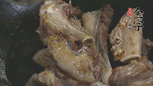 加入白蘿卜、料酒、水、火腿煮40分鐘。