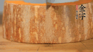 南瓜去皮洗凈后，切成規(guī)則的長方形。