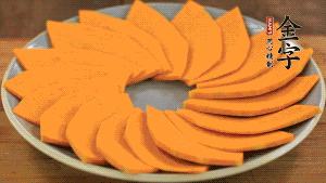 秋葵、南瓜交叉擺在盤中，然后香腸片置于上面，擺成花環(huán)狀。