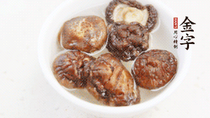 鍋加熱至7成，放蘿卜絲煸炒，加3粒冰糖翻炒至透明，盛出備用。