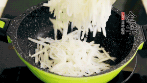 鍋加油至5成熱，放香腸粒、臘肉粒翻炒，等脂肪變透明后，加香菇、瑤柱、蝦米，放適量冰糖、胡椒粉、鹽炒至香味溢出。