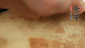 金字香腸切片，藕去皮切薄片備用。